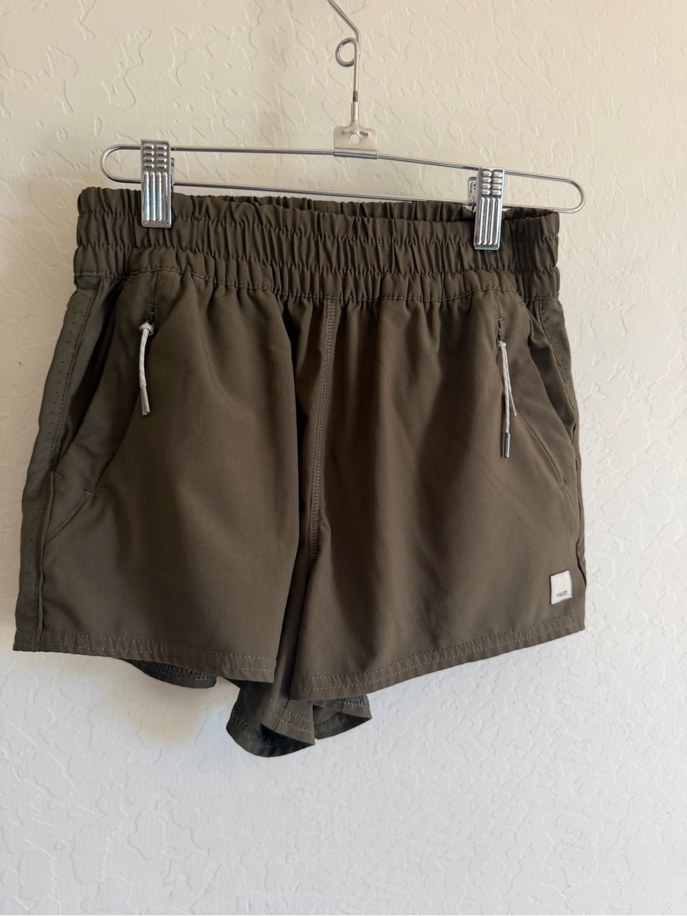 Vuori Dash Performance Athletic Shorts Army / Olive Green Size XS
